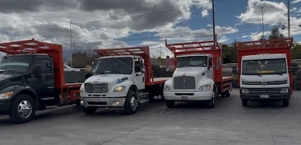 Equipo cargando maquinaria pesada