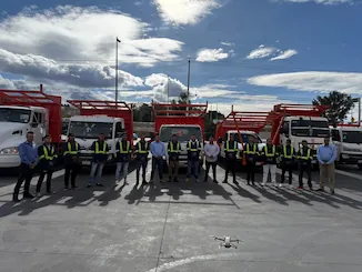 Camiones de mudanza y personal profesional de logística