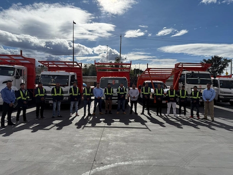 Camión de Cargatel trasladando maquinaria pesada