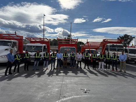 Camión de Cargatel trasladando maquinaria pesada