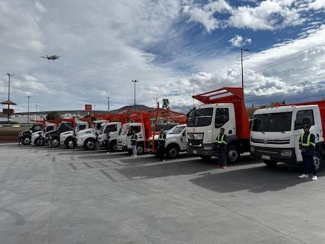 Camión de Cargatel trasladando maquinaria pesada