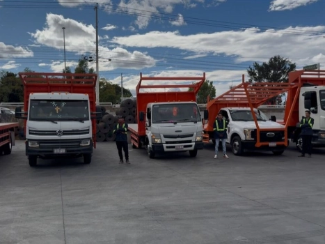 Camión de Cargatel trasladando maquinaria pesada