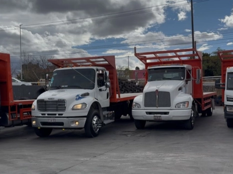 Camión de Cargatel trasladando maquinaria pesada