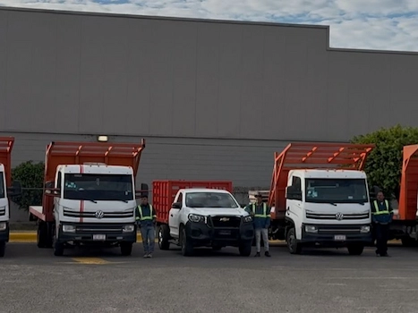 Camión de Cargatel trasladando maquinaria pesada