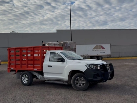 Camión de Cargatel trasladando maquinaria pesada