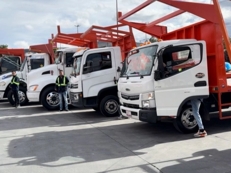 Personal logístico de Cargatel organizando carga