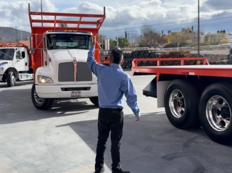 Repartidor de Cargatel entregando paquete a domicilio